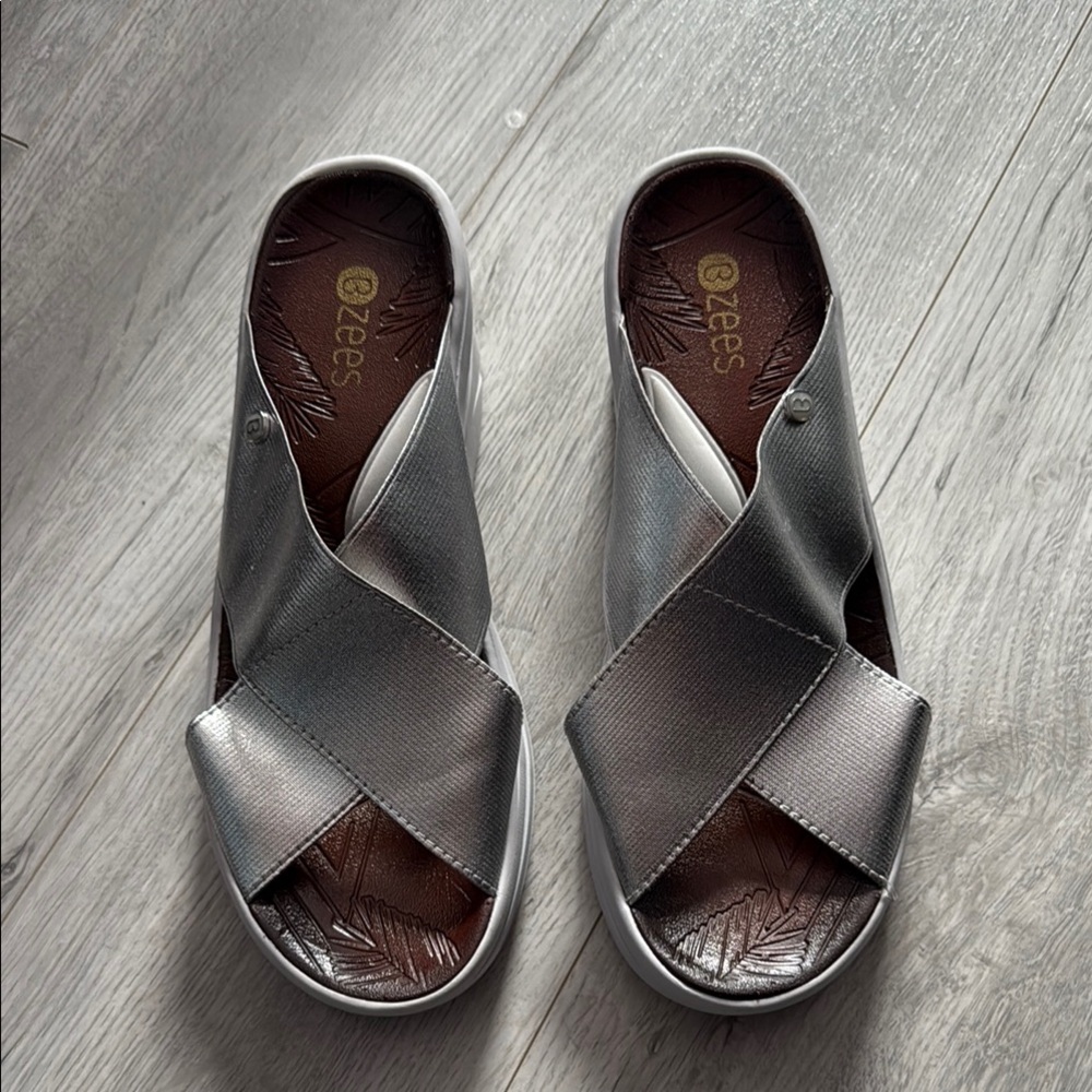 Naturalizer bzees Silver Women's Slide Sandals size 7.5